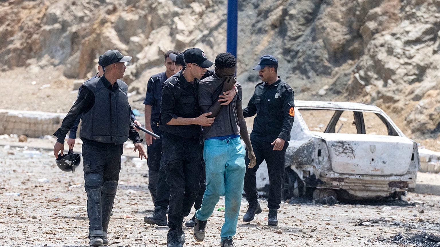 Moroccan security forces detain a man who was attempting to cross from Fnideq into the Spanish enclave of Ceuta on 31 July 2026.