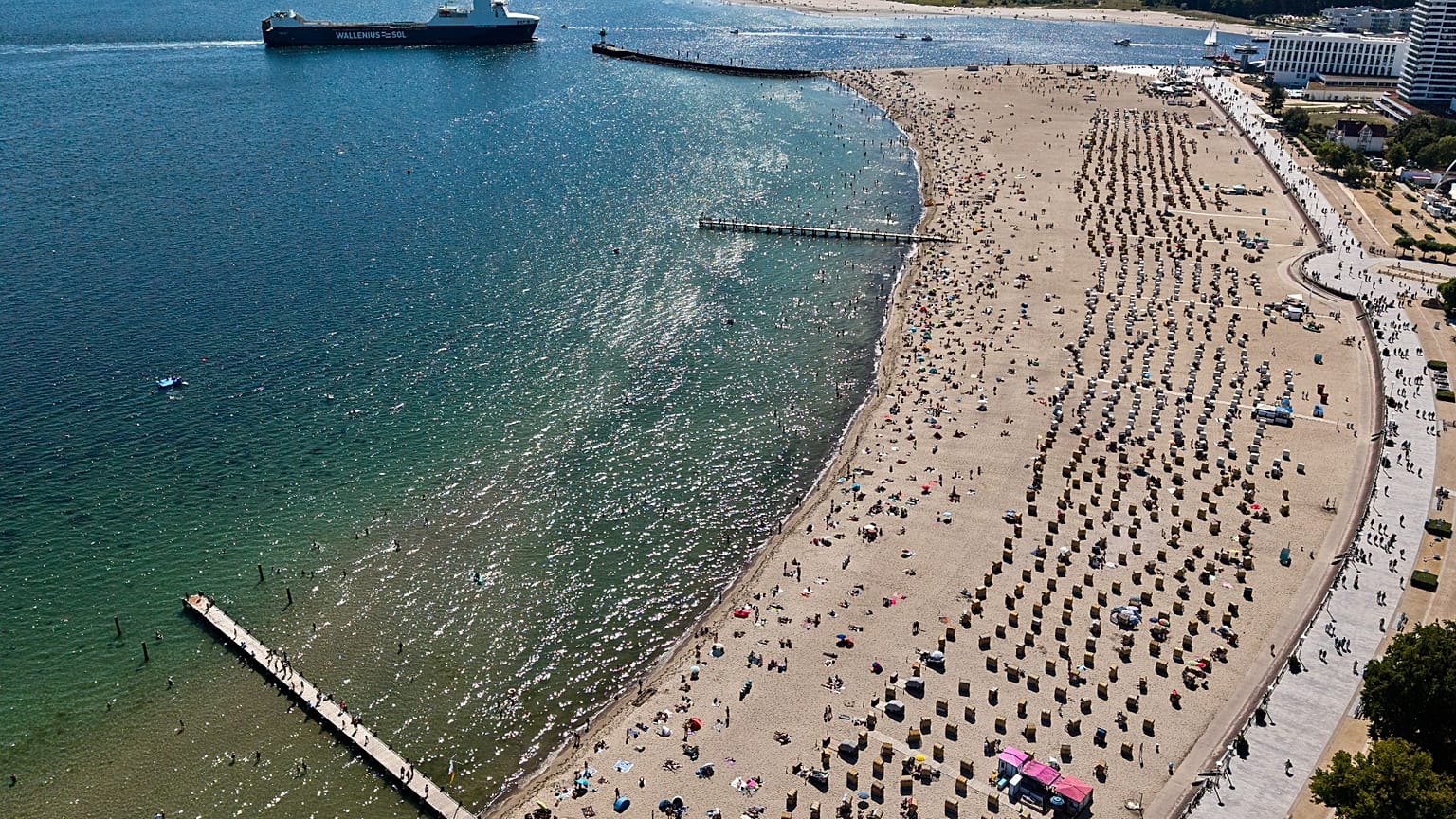 Attention swimmers: health authorities warn against bathing at some Baltic Sea beaches because of blue-green algae. Skin contact may trigger allergic reactions.