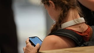An ICAD study shows that the relationship between the internet and 18-year-olds is increasing.